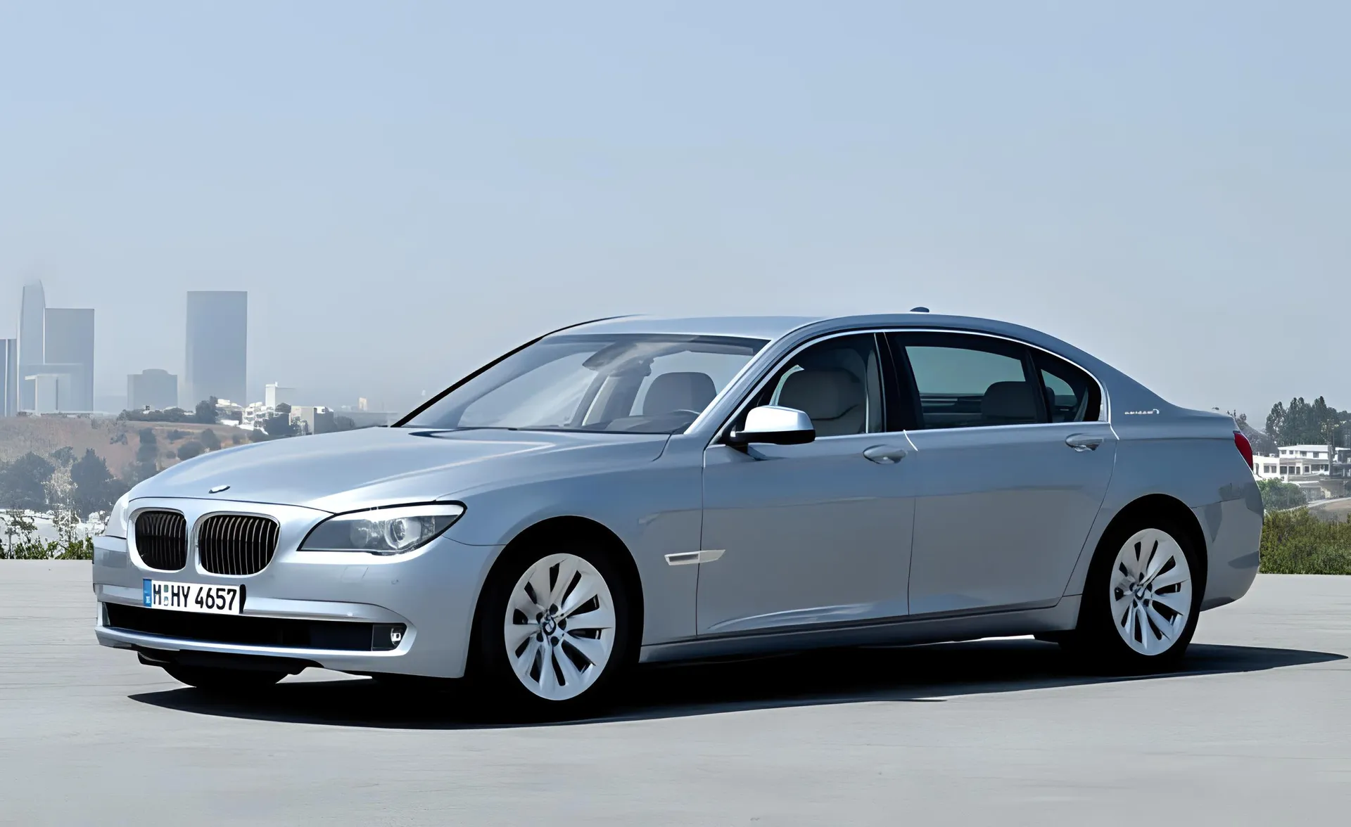 BMW 750i Hybrid image #15