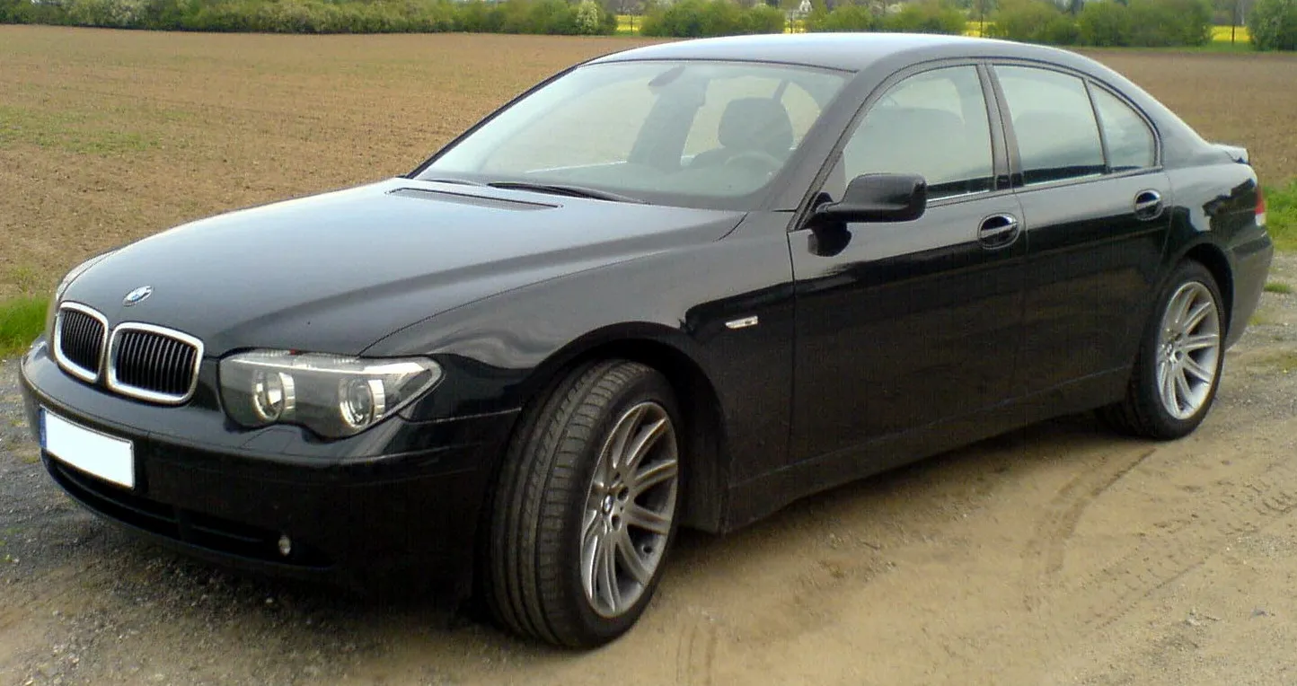 Черный bmw 7er