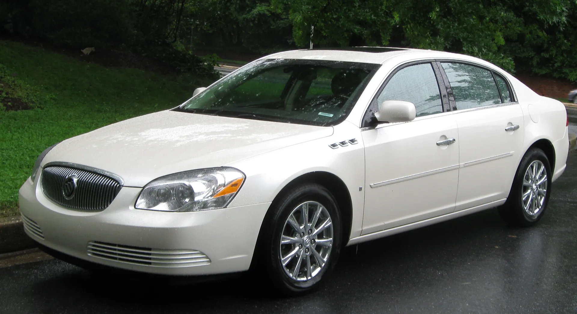 Buick Lucerne image 2