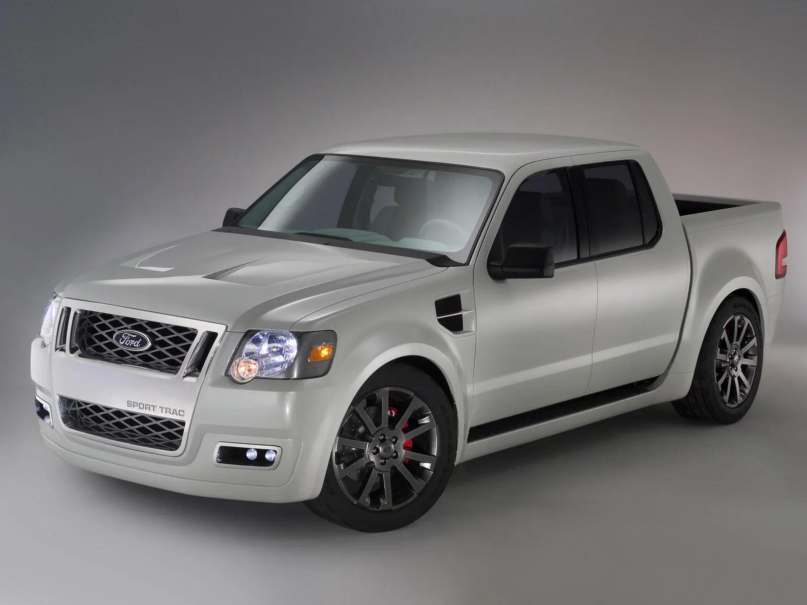 Ford Explorer Sport Trac Image 7