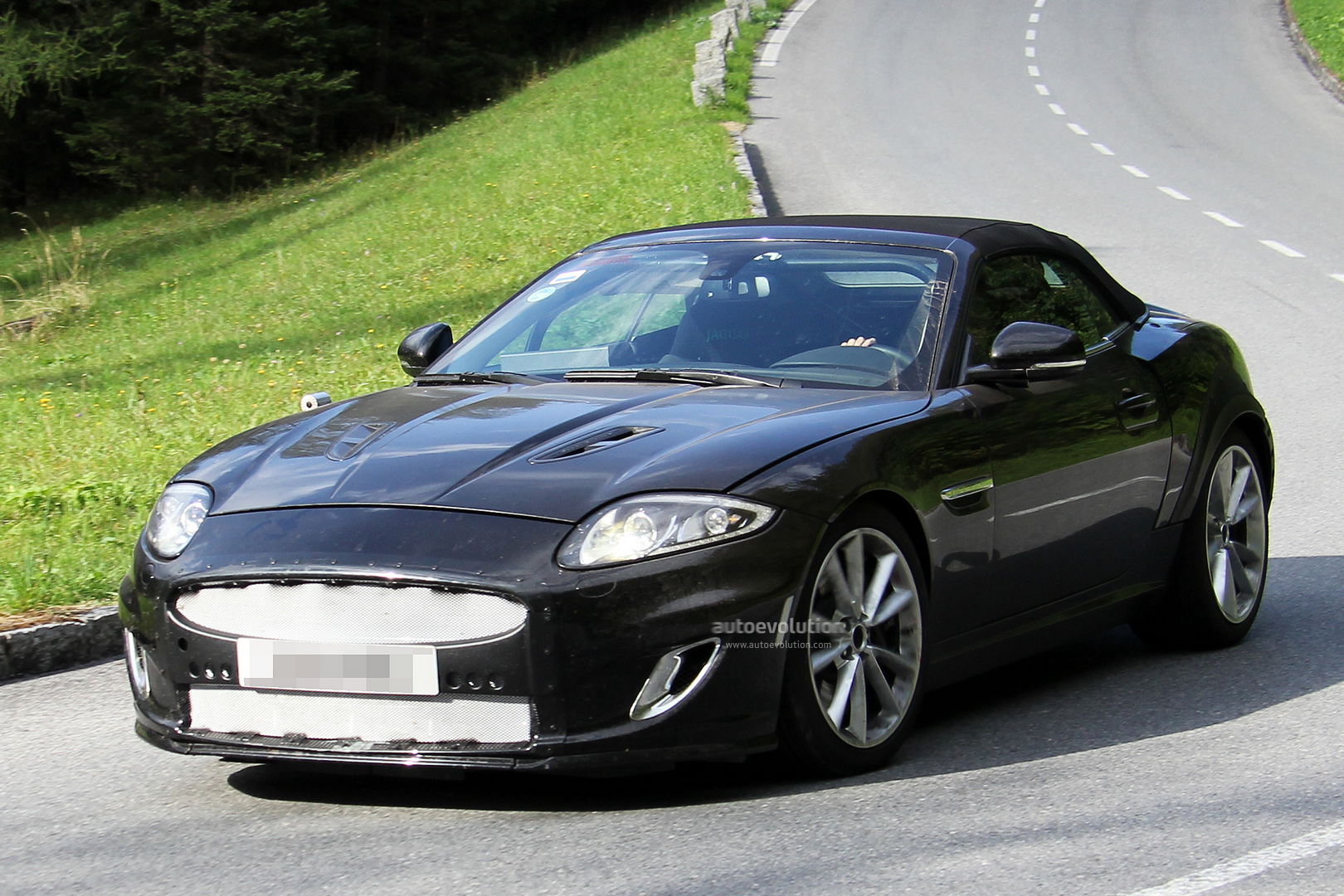 Jaguar XE image #9