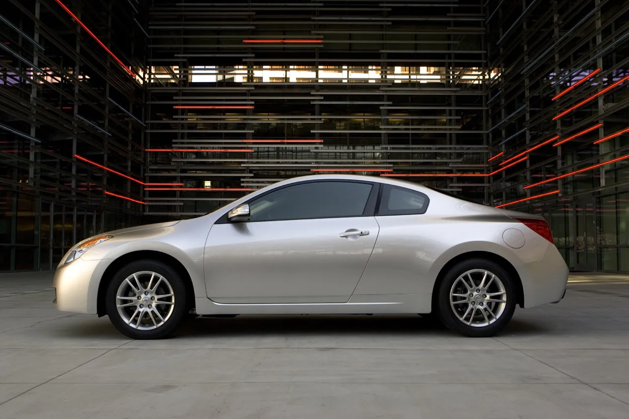 Nissan Altima Coupe Image 2