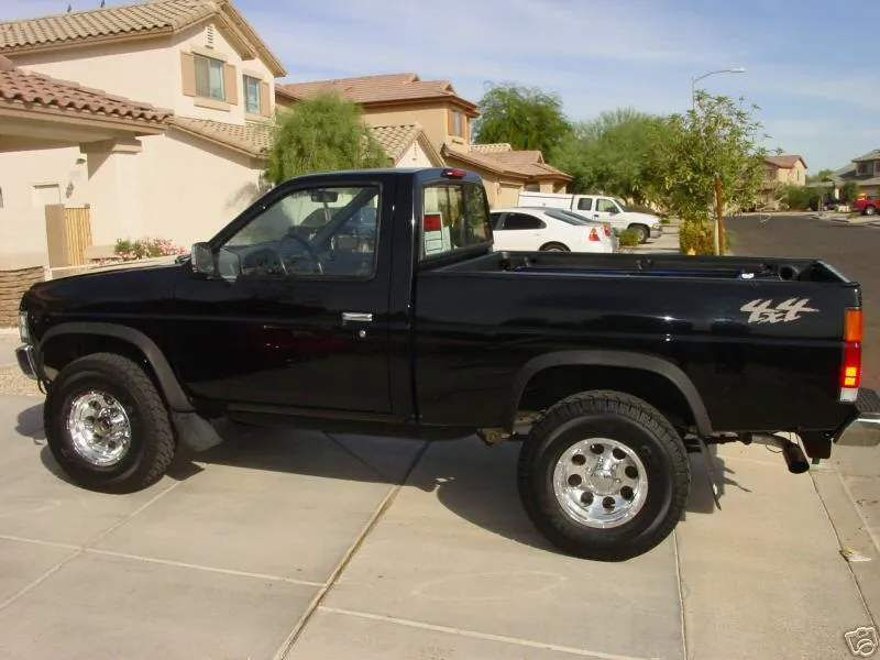 NISSAN King Cab image 11