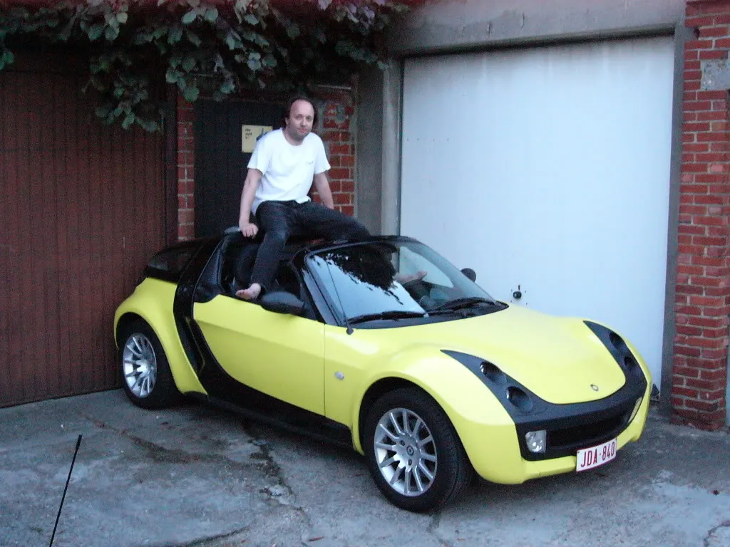 Smart Roadster рядом с человеком