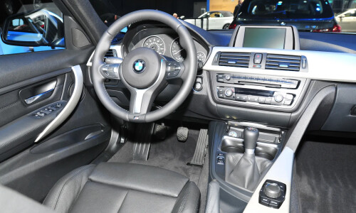 BMW 320i photo 2