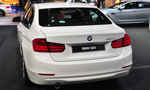 BMW 320i photo 3