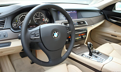 BMW 740d photo 11