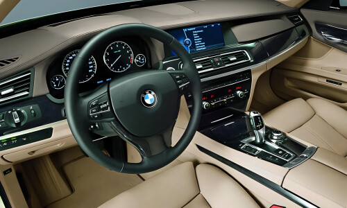 BMW 750i photo 1