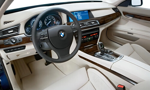 BMW 750i xDrive photo 4