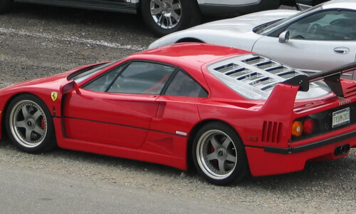 Ferrari F40 photo 2