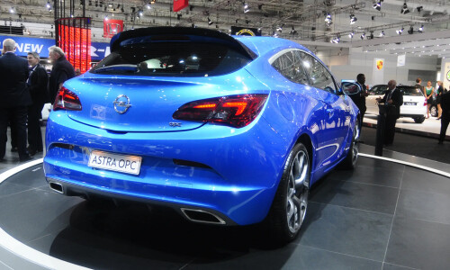 Opel Astra OPC photo 2