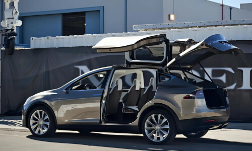 Tesla Model X photo 11