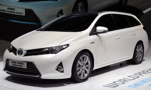 Toyota Auris Hybrid #8