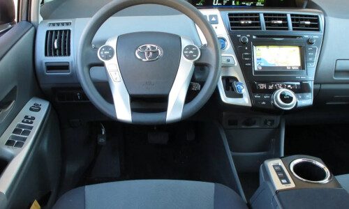 Toyota Prius V #14