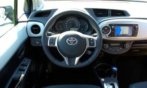 Toyota Yaris Hybrid photo 1